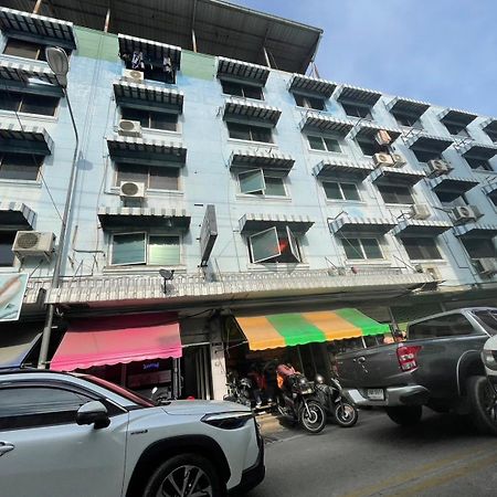 Oyo 75494 President Apartment Pattaya Extérieur photo