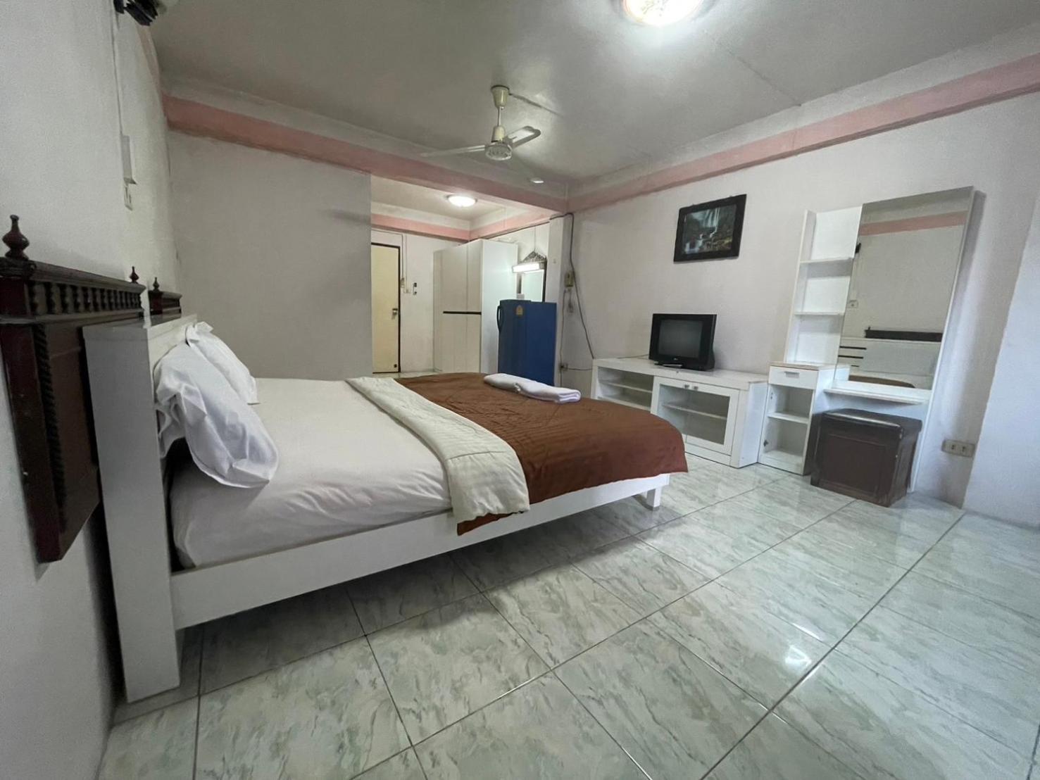 Oyo 75494 President Apartment Pattaya Extérieur photo