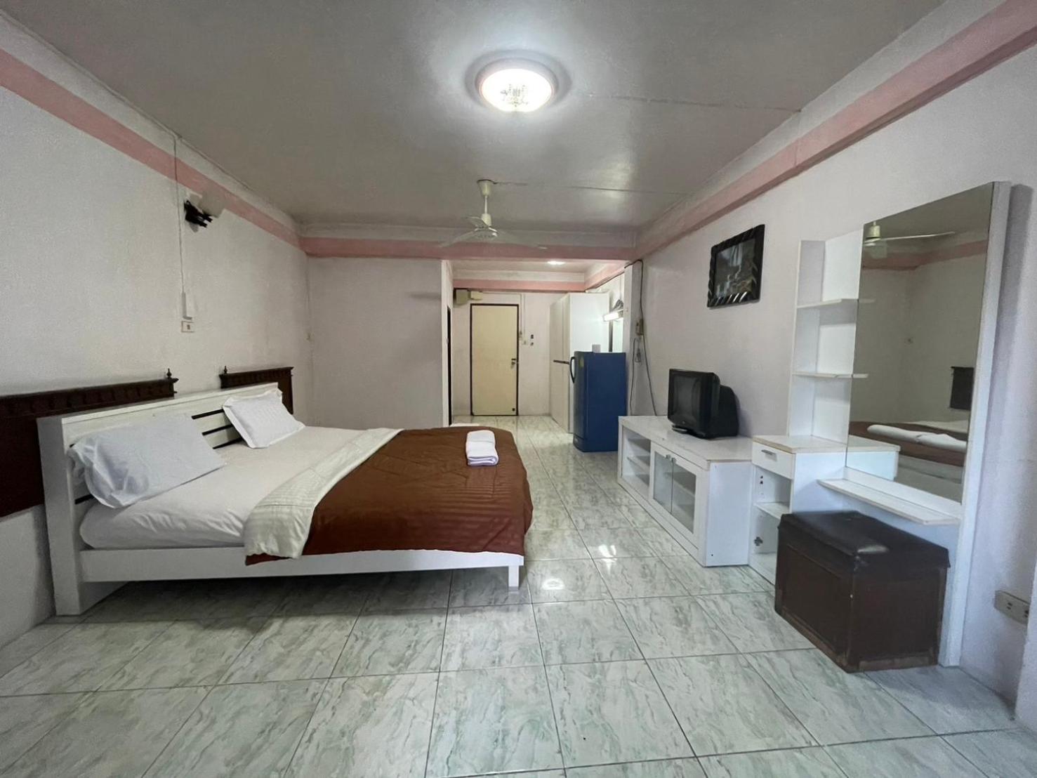Oyo 75494 President Apartment Pattaya Extérieur photo