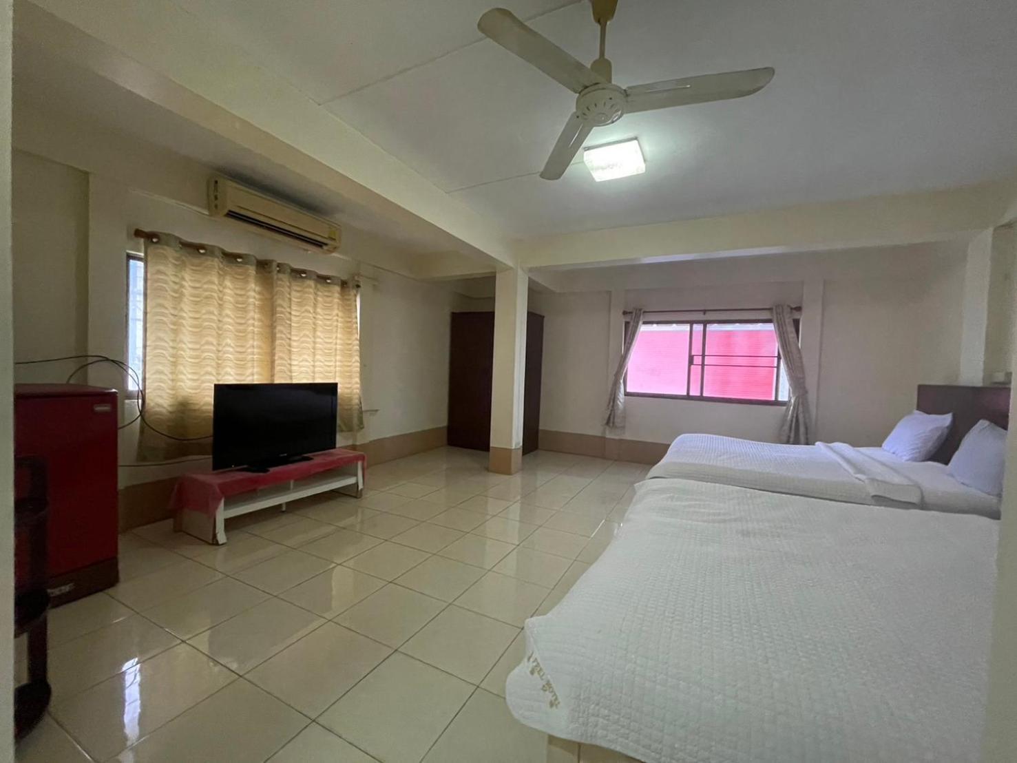 Oyo 75494 President Apartment Pattaya Extérieur photo