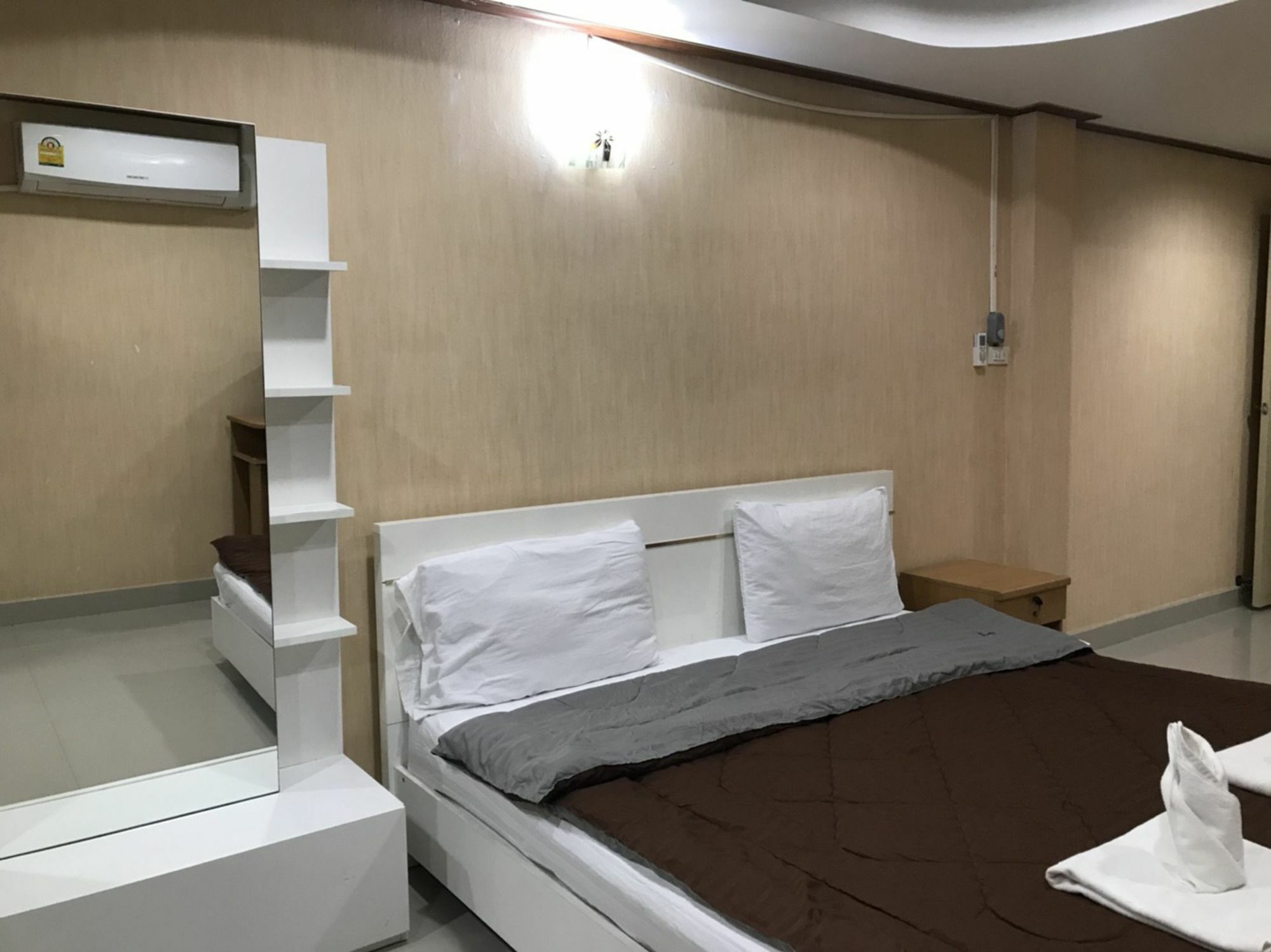 Oyo 75494 President Apartment Pattaya Extérieur photo