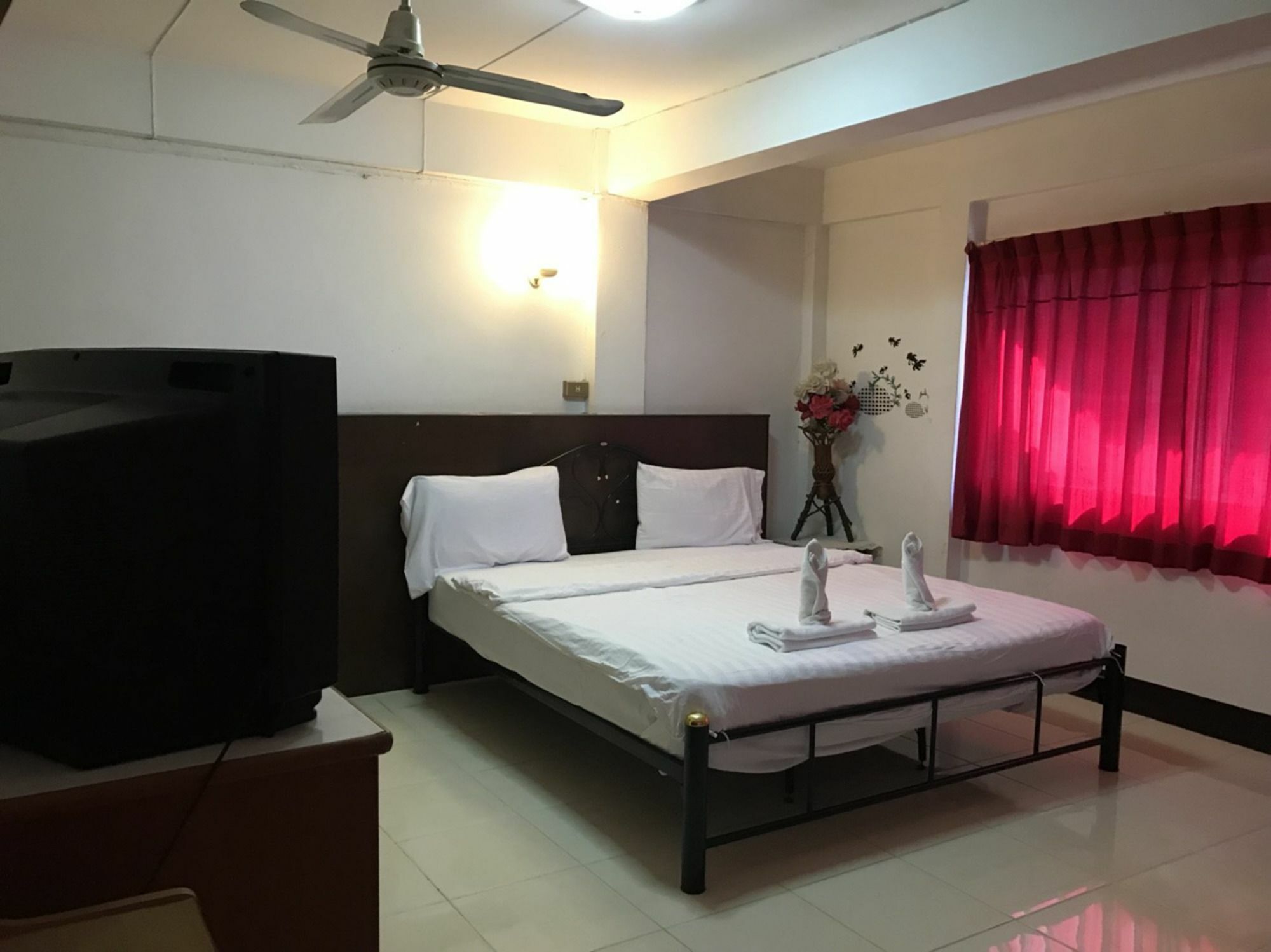 Oyo 75494 President Apartment Pattaya Extérieur photo